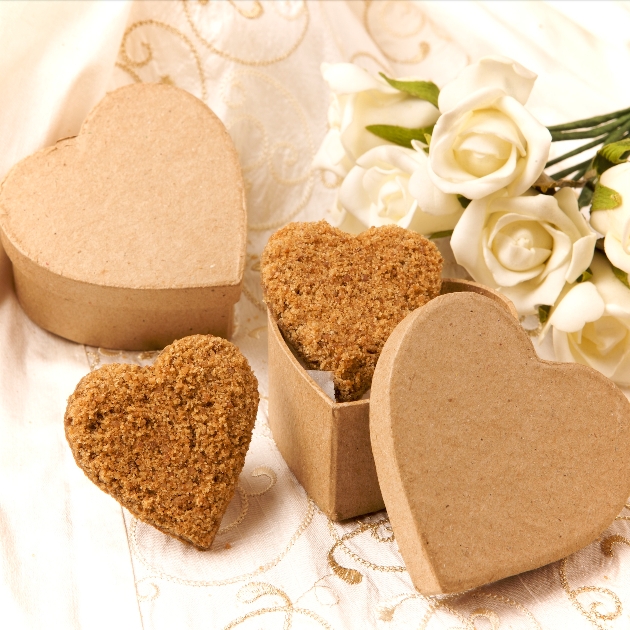 Heart-shaped gingerbread in wooden boxes